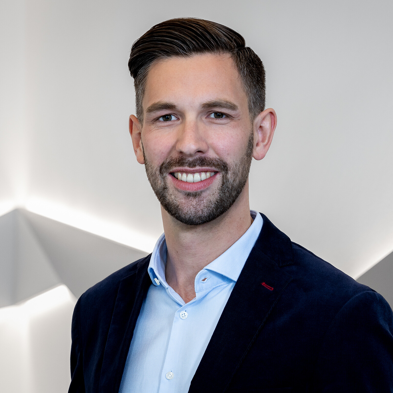 Bernd Eder, zâmbind în ținută formală, în calitate de nou membru al Comitetului executiv al CANCOM Austria.