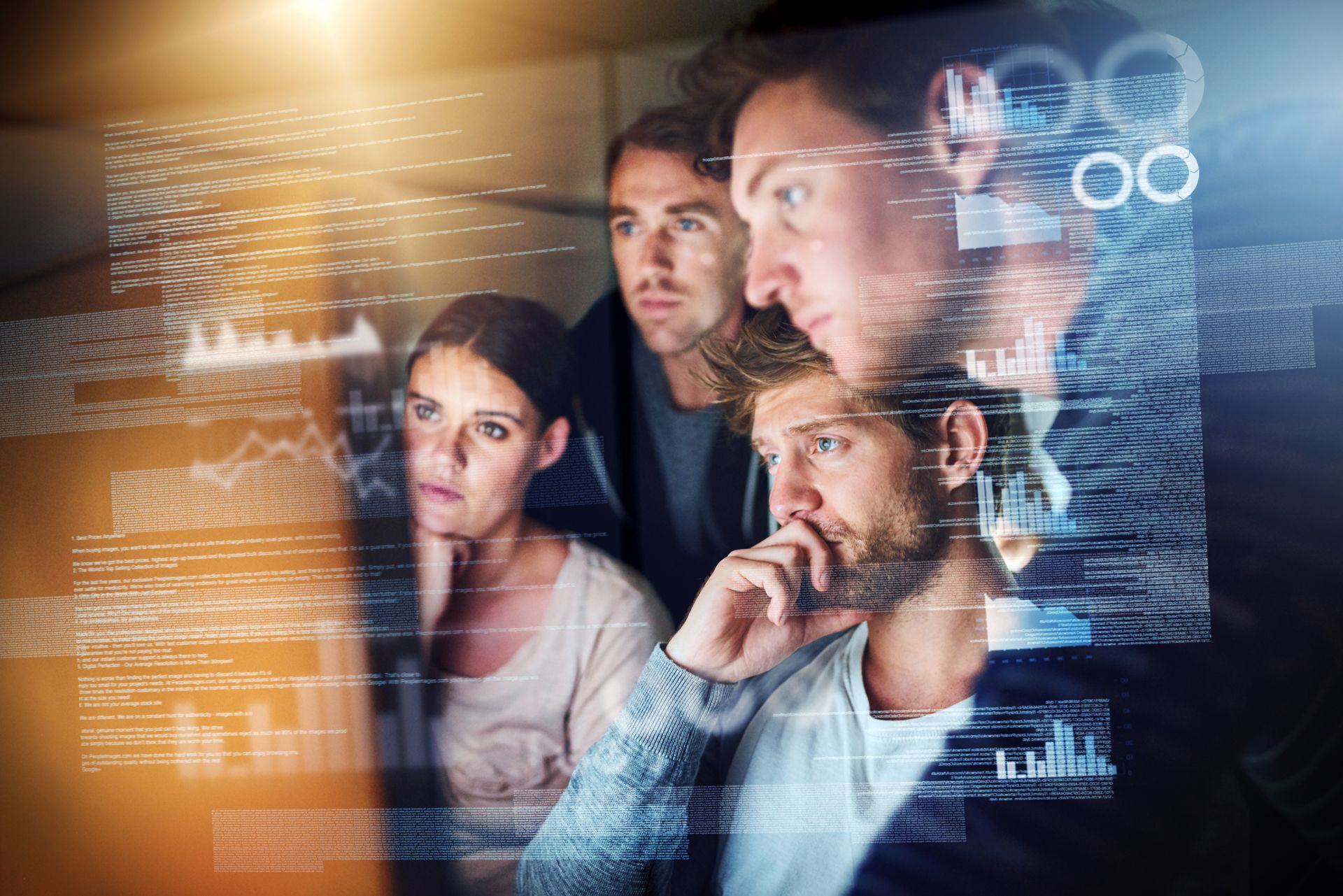 Grup de angajați care se uită împreună la un ecran în contextul unei soluții de semnalizare digitală CANCOM.