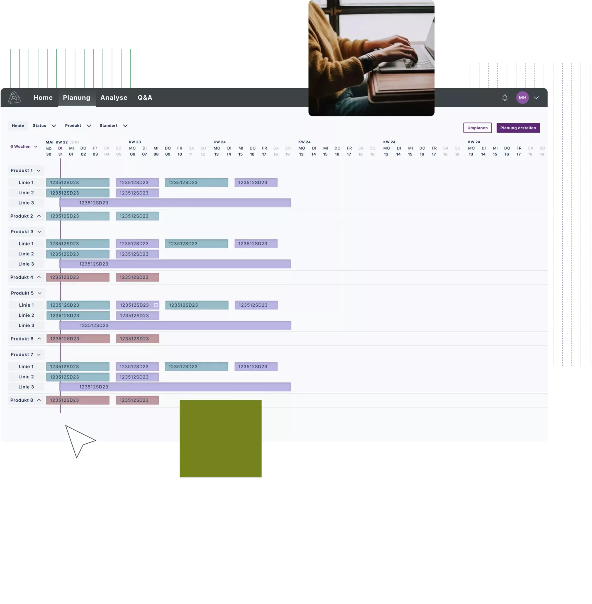Persoană care lucrează la un laptop, cu un software de planificare a producției vizibil pe ecran.