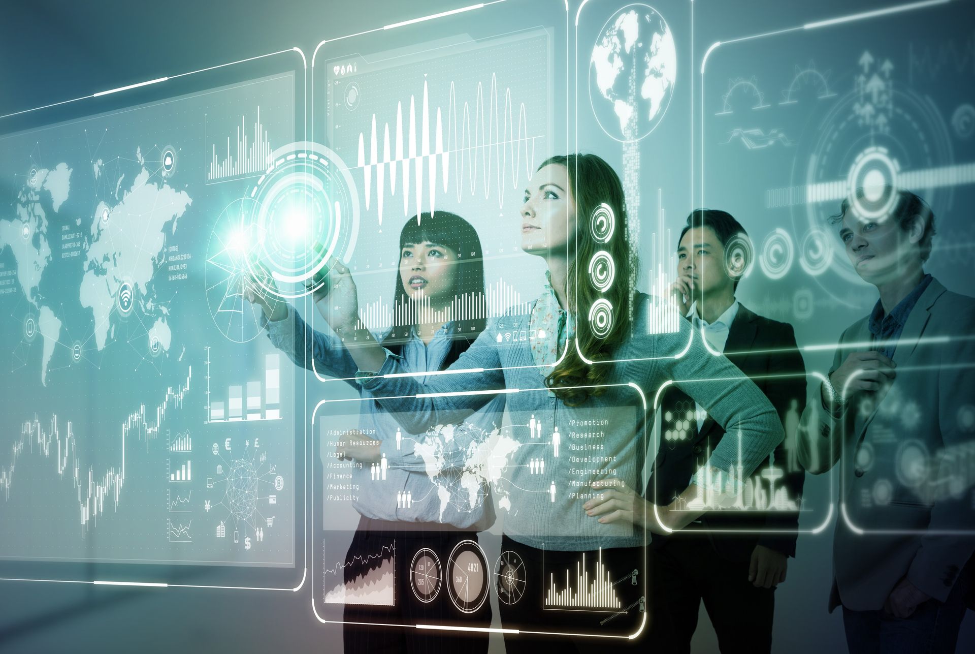 Un grup de angajați interacționează cu un ecran tactil pentru a dezvolta soluții digitale.