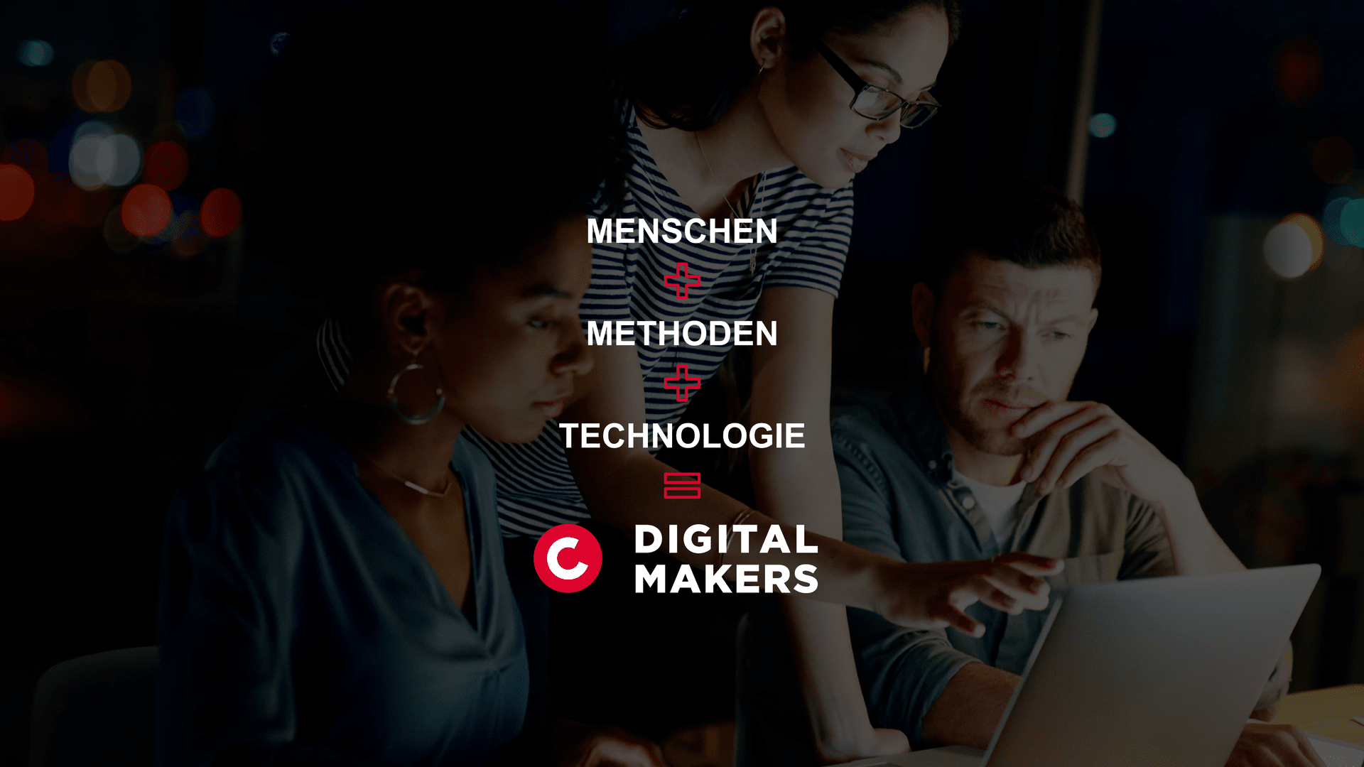 Grup de angajați care se uită împreună la un ecran de laptop pentru dezvoltarea de soluții digitale.