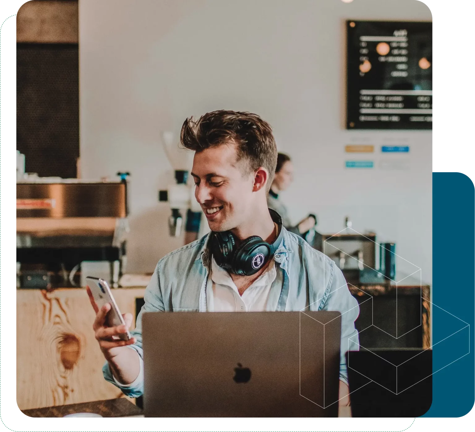 Un bărbat se uită la informații privind planificarea automată a producției pe un smartphone.