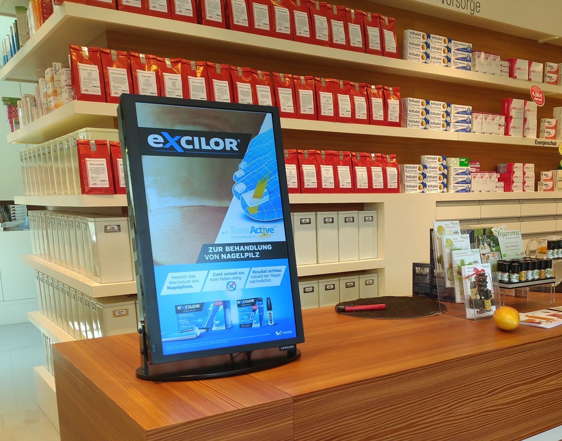 Afișarea unui computer pe tejgheaua unui magazin.